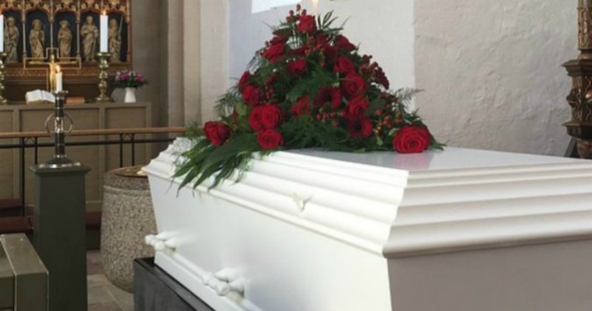 Donna di 55 anni dichiarata morta dai medici si risveglia durante il suo funerale