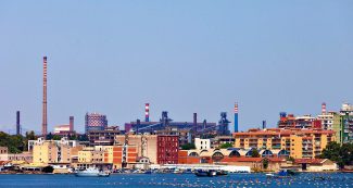 Copertina di Coronavirus, operai Ilva proclamano 10 giorni di sciopero da venerdì: “Mancano mascherine”. Confindustria contro Mittal: “Adeguatevi”