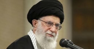 Copertina di Iran, primi arresti per il Boeing abbattuto dal missile. Dopo 8 anni Khamenei terrà il sermone del venerdì