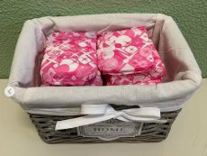 Copertina di Tampon tax, in un liceo di Erba assorbenti gratuiti nei bagni. I rappresentanti di istituto: “Il ciclo non è una scelta, la solidarietà sì”