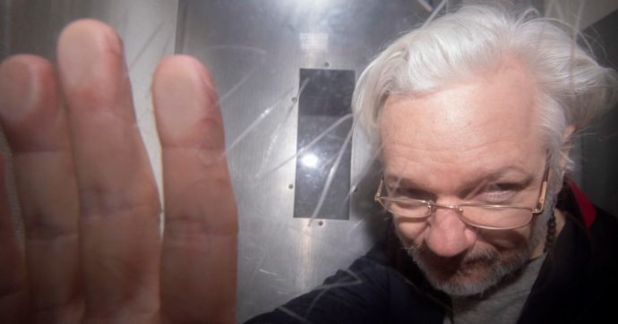Ripulito e cosciente: Assange è tornato
