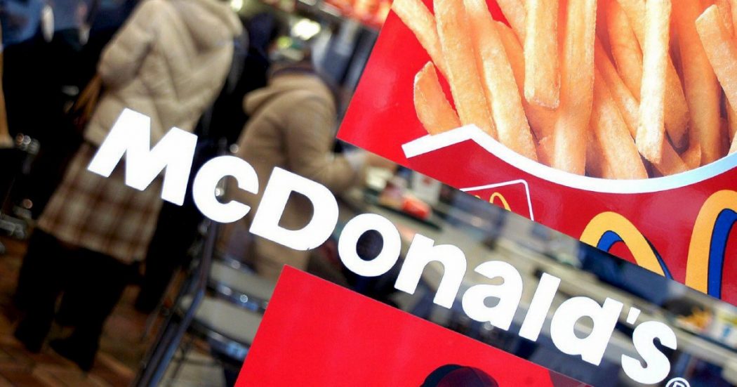 In Russia gli ex ristoranti di McDonald’s cambiano nome: ora si chiamano “Vkousno i totchka”
