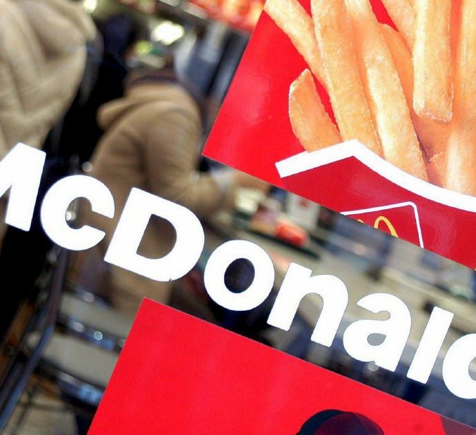 Coronavirus, vuole mangiare l’hamburger seduta al tavolo da McDonald’s anche se è vietato: spara ai camerieri che glielo impediscono