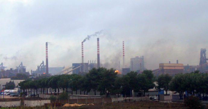 ArcelorMittal, Peacelink chiede indagine al ministro Costa dopo le nuvole di polvere rossa: “Parchi minerali non coperti”