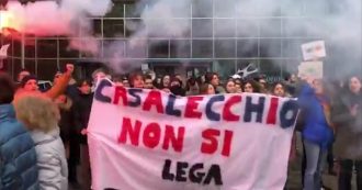 Copertina di Salvini contestato a Casalecchio, il comizio dura solo pochi minuti. Il leader della Lega dà appuntamento al bar ma il gestore lo chiude