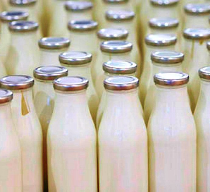 Carrefour ritira dalla vendita di bottiglie di latte a lunga conservazione dai punti vendita in Francia: “Potrebbe contenere pezzi di plastica”