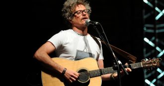 Niccolò Fabi porta in concerto la resistenza. Un viaggio che ha bisogno di ‘tradizione e tradimento’