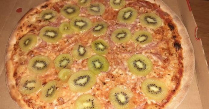 Arriva la pizza con i kiwi. Social si scatenano contro questo “abominio contro natura” ma c’è chi la difende: “Non sembra affatto male””