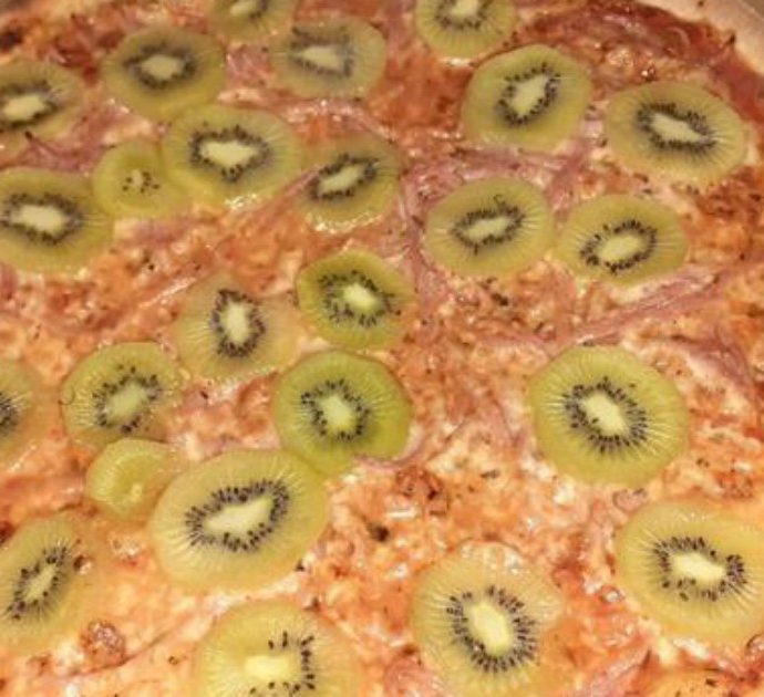 Arriva la pizza con i kiwi. Social si scatenano contro questo “abominio contro natura” ma c’è chi la difende: “Non sembra affatto male””
