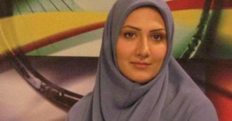 Copertina di “Basta bugie, vi ho mentito per 13 anni”: giornalista della tv di stato iraniana si dimette, altre due colleghe seguono il suo esempio