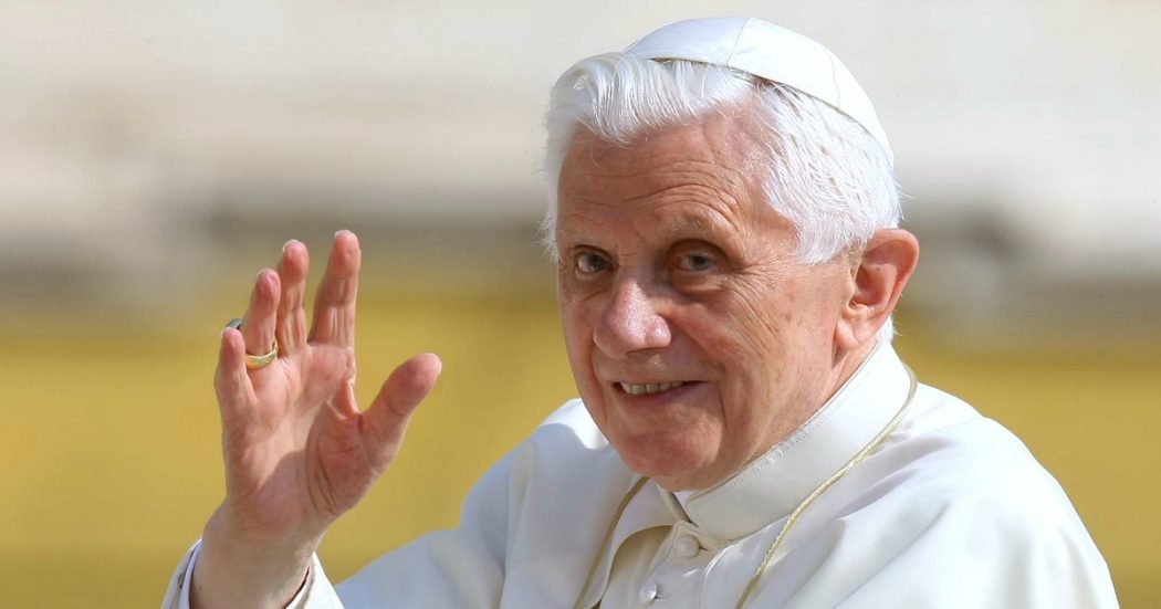 Papa Benedetto XVI è morto, una vita in posizioni di rilievo nella Chiesa. Un papato non esente da scandali, poi la scelta storica delle dimissioni e la convivenza con Francesco