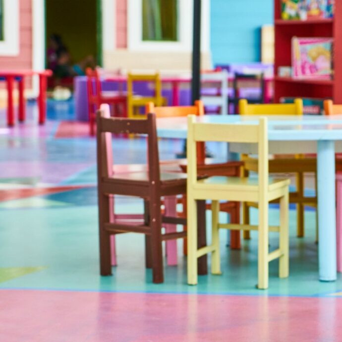 Maestra d’asilo avvelena 25 bambini con il nitrito di sodio “per vendetta” contro una collega: condannata a morte