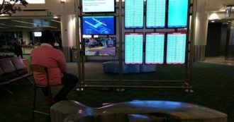 Copertina di Collega la sua PlayStation al monitor della sala d’attesa dell’aeroporto e inizia a giocare ad Apex Legends: interviene la sicurezza