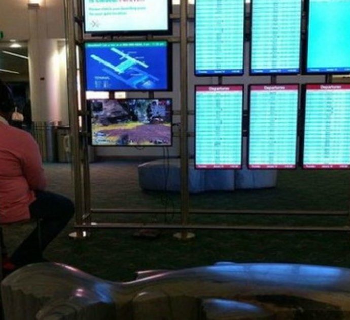 Collega la sua PlayStation al monitor della sala d’attesa dell’aeroporto e inizia a giocare ad Apex Legends: interviene la sicurezza