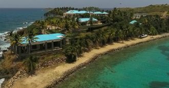 Copertina di Epstein, le isole degli orrori. Una 15enne scappò a nuoto