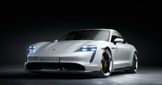 Copertina di Porsche Taycan, debutto da incubo negli Usa. Prende fuoco e distrugge un garage – VIDEO