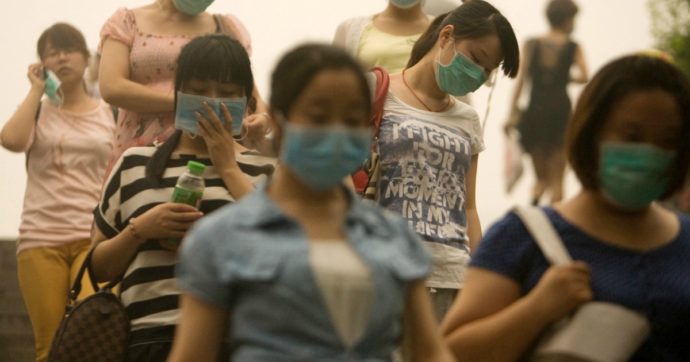 Cina, virus misterioso: tosse, febbre, mal di gola e difficoltà a respirare i segnali di allarme