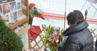 Copertina di Rigopiano, la commemorazione tre anni dopo la strage. Bonafede: “Lo Stato chiede scusa. Scrivere leggi per evitare tragedie”
