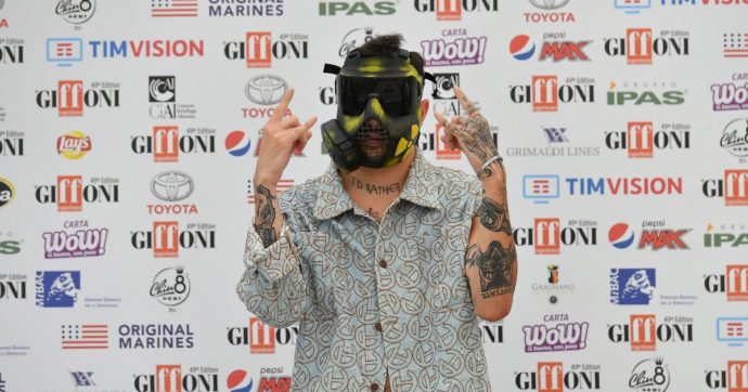 Festival di Sanremo 2020, Junior Cally sul palco dell’Ariston: chi è il rapper mascherato criticato da Matteo Salvini e da Marcello Foa
