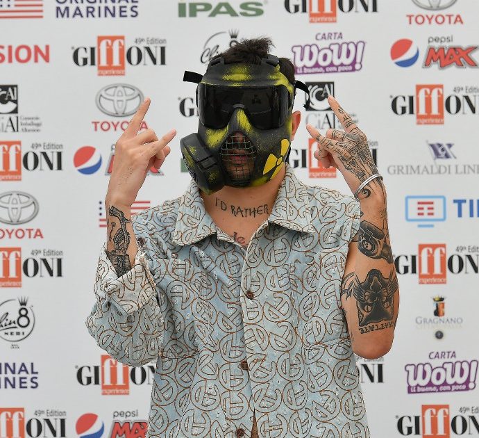 Junior Cally, chi è il rapper mascherato che sarà a Sanremo criticato da Matteo Salvini e da Marcello Foa