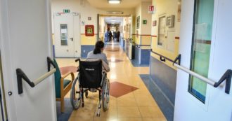 Copertina di Siracusa, guardia medica aggredita da una paziente: calci e pugni perché non voleva pagare il ticket