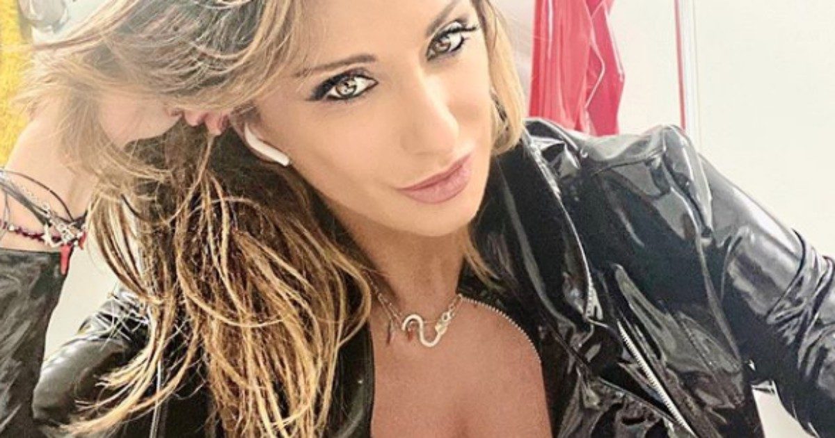 Sabrina Salerno furiosa: “’Ammazzerei’ quelli che dicono che se indossi una minigonna e ti violentano ‘te la sei cercata’”