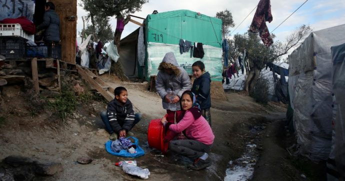 Migranti, dalla Grecia a Lampedusa: migliaia di minorenni reclusi nei campi. Associazioni: “Anche in Italia situazioni di illegalità”