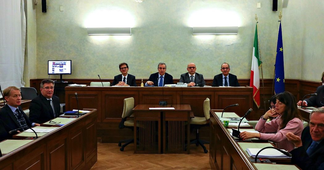 Gregoretti, primo ok in Senato al processo a Salvini: i sì sono quelli della Lega che esegue l’ordine del leader. La maggioranza diserta il voto: “Pagliacciata”. L’ex ministro: “Stessa linea anche in Aula”