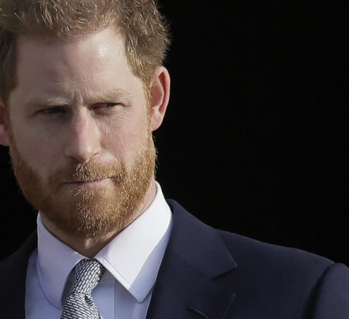 “Il principe Harry ha avuto un attacco di panico quando ha saputo del ricovero in ospedale della regina Elisabetta”