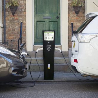 Copertina di Cara Meloni, adesso basta sparare sull’auto elettrica