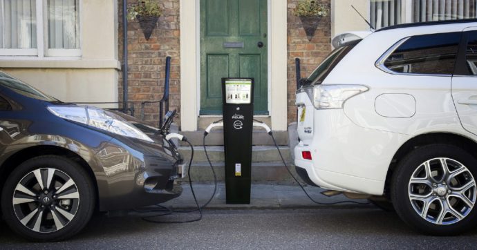 Copertina di L’anno della svolta green Auto elettrica: minaccia o risorsa?