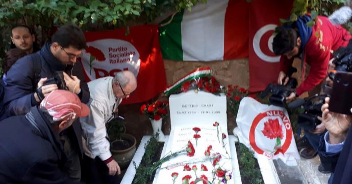 Craxi, il verdetto dei pellegrini ad Hammamet cancella Tangentopoli e la Storia