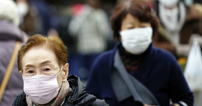 Cina, il nuovo virus è “trasmissibile da persona a persona”: controlli straordinari negli aeroporti internazionali