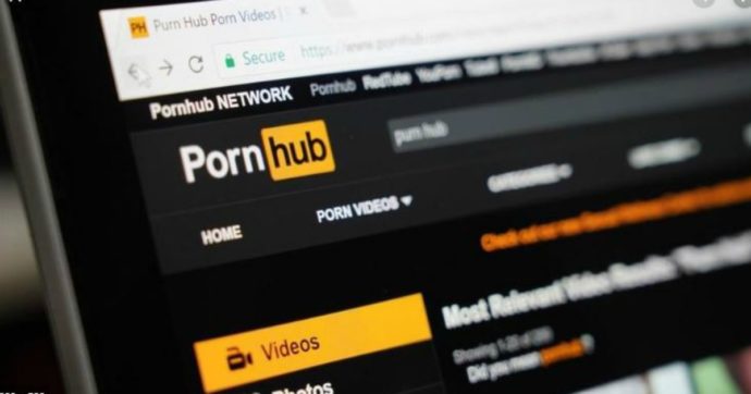Elezioni, boom di accessi su Pornhub nel giorno delle votazioni: “Un dato mai registrato da dieci anni a questa parte”