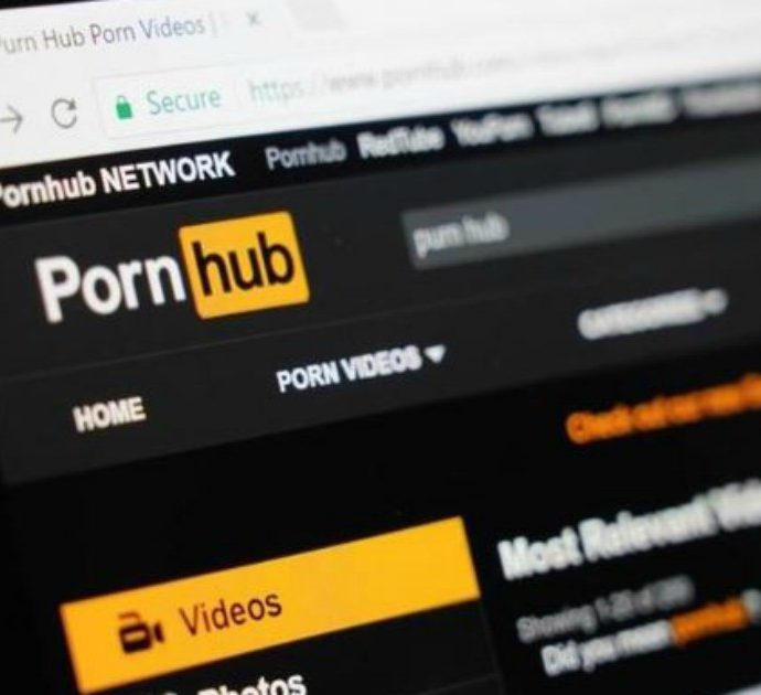 Il 2021 visto con gli occhi di Pornhub: le sessioni degli italiani durano meno di 10 minuti. Ecco i pornodivi più cercati