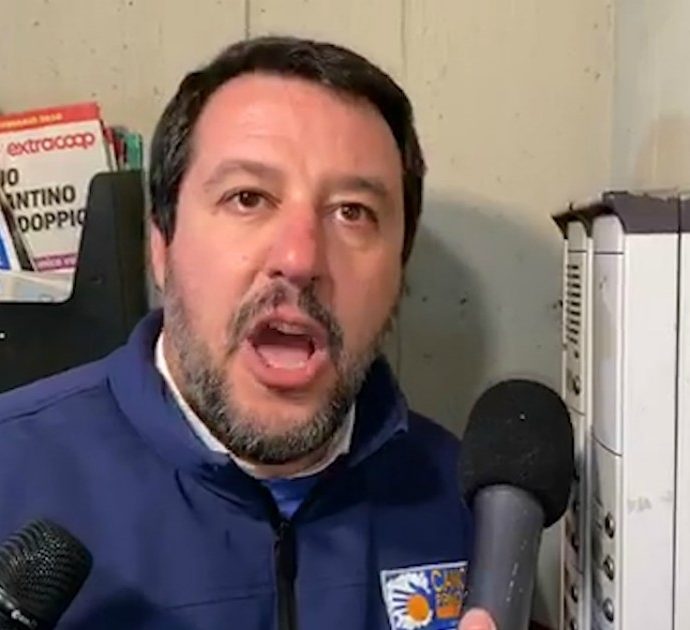 Regionali, Salvini a Bologna citofona a casa di un cittadino tunisino: “Scusi, lei spaccia?”