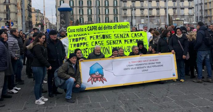 Copertina di Napoli verso il voto, torna la marcia degli abusivi