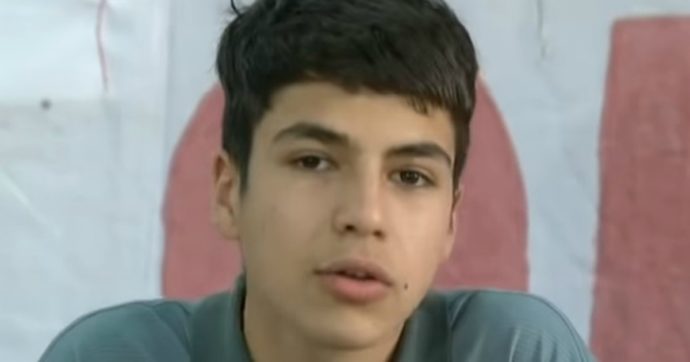 Cile, un 18enne simbolo delle proteste: è Victor Chanfreau, nipote di un desaparecido. “Non abbiamo paura e niente da perdere”