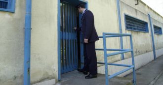 Copertina di Camorra, agli arresti agente penitenziario: “Portava fuori dal carcere pizzini con gli ordini del boss Lo Russo in cambio di soldi”