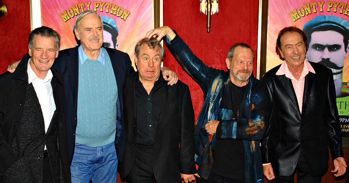 Terry Jones morto, il membro fondatore dei Monty Python aveva 77 anni: è stato il folle che tentò di dare organicità alla loro comicità impazzita
