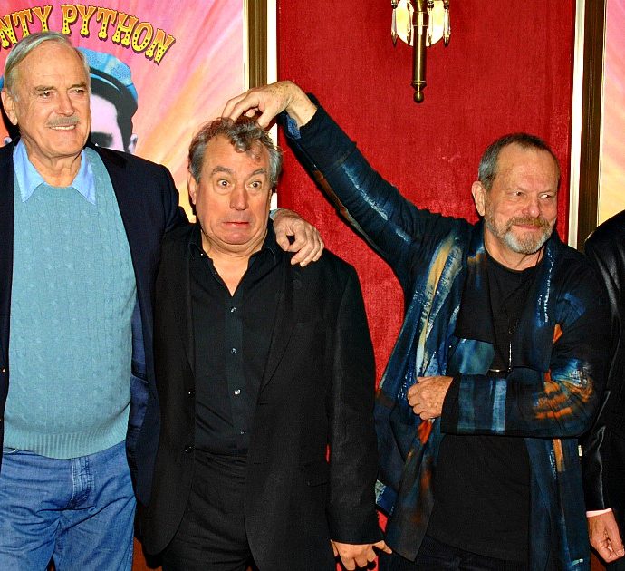 Terry Jones morto, il membro fondatore dei Monty Python aveva 77 anni: è stato il folle che tentò di dare organicità alla loro comicità impazzita