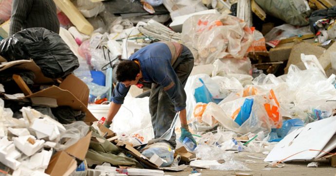 Malesia rispedisce a 13 Paesi 150 container di rifiuti. “Non saremo la discarica del Pianeta”