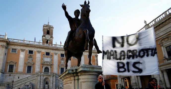 Copertina di Rifiuti, i 5 Stelle si spaccano. Raggi va ko sulla discarica