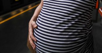 Covid, report dagli ospedali sentinella: “Una donna su 6 partorisce da positiva. Il 47% delle future mamme non è vaccinata”