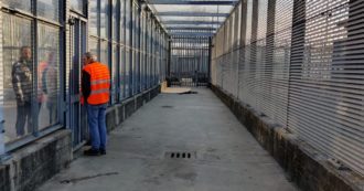 Copertina di “È morto per le botte prese nel centro di detenzione”