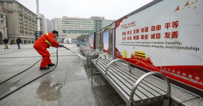 Coronavirus in Cina, un italiano nella città dell’epidemia: “Wuhan spettrale, con persone coperte dalla testa ai piedi”