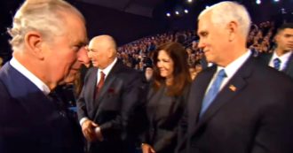 Copertina di Il principe Carlo ignora Mike Pence: lo guarda negli occhi, poi evita la stretta di mano. E il vicepresidente Usa reagisce così