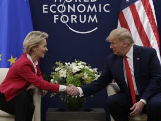 Dazi, Trump parla con von der Leyen e cambia idea: “Tariffe del 50% all’Ue sospese fino al 9 luglio”. Borse in rialzo