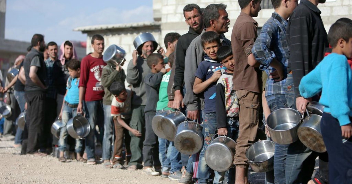 Siria, la lira si svaluta e crolla in pochi mesi: la popolazione stremata e  al freddo fa la fila per il cibo - Il Fatto Quotidiano