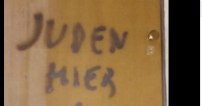 Antisemitismo, compare la scritta “Qui ebrei” sulla porta di casa del figlio di una partigiana deportata nei campi di sterminio